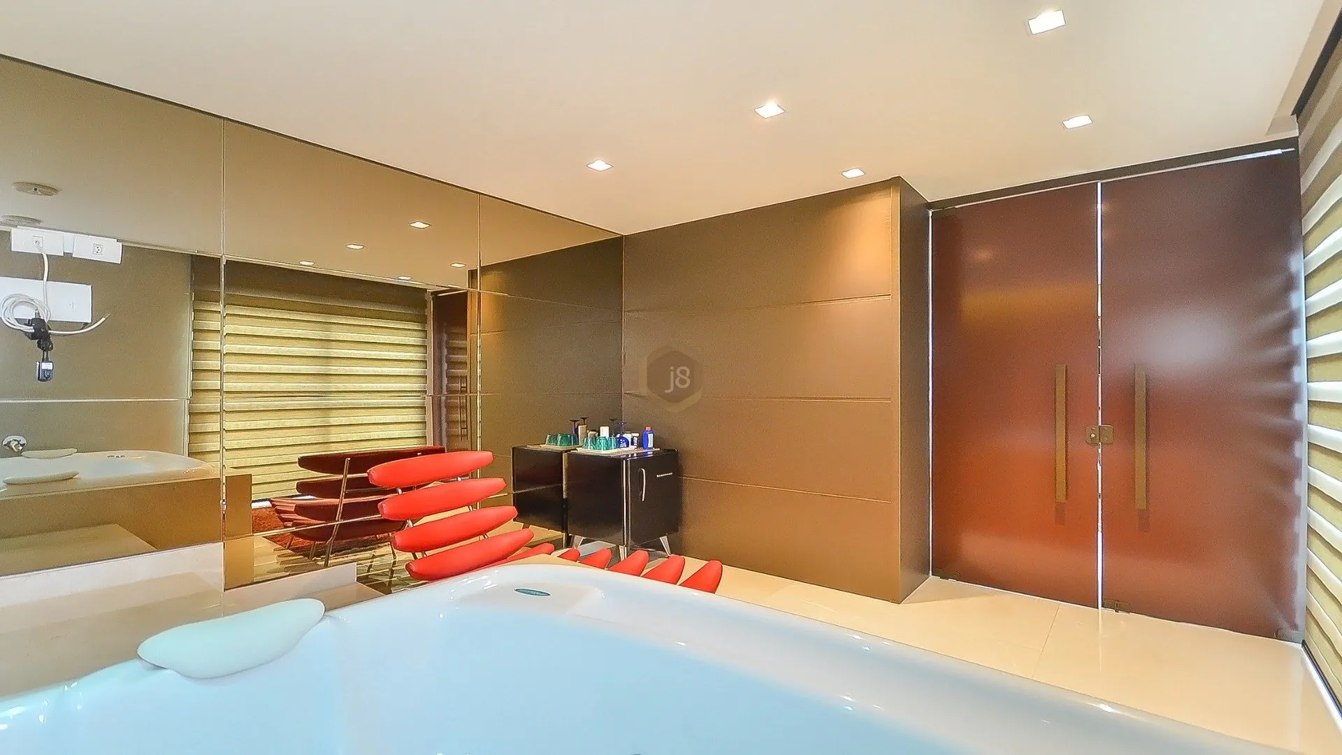 3-bedroom apartment with a bathtub — photo 9