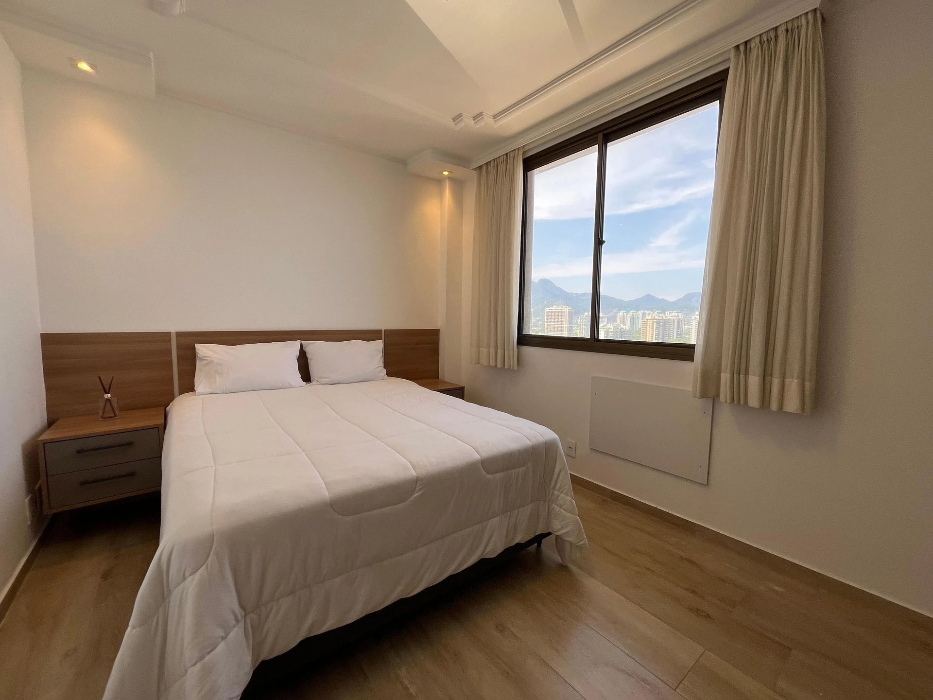 Glass-enclosed balcony in a one-bedroom apartment, 56 m² — photo 15