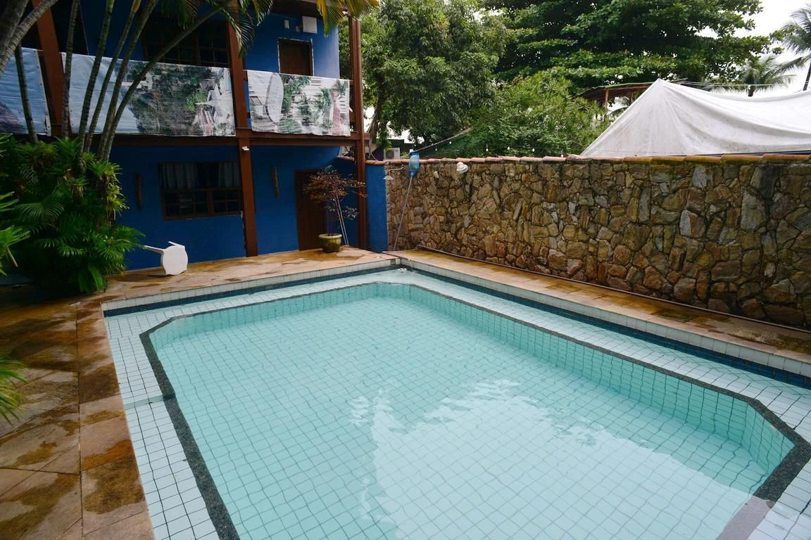 One-bedroom apartment in a building with a pool — photo 13