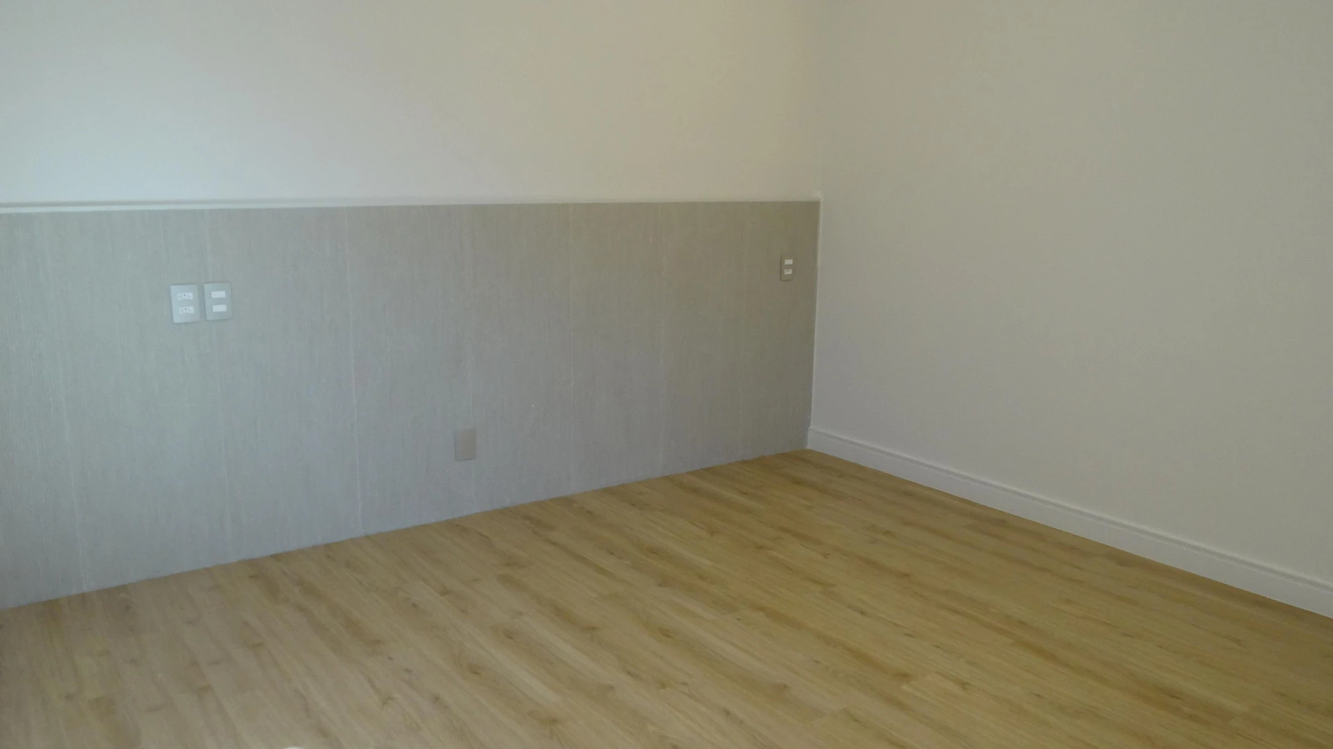 Casa de 384 m² com janelas do piso ao teto e varanda gourmet — photo 104