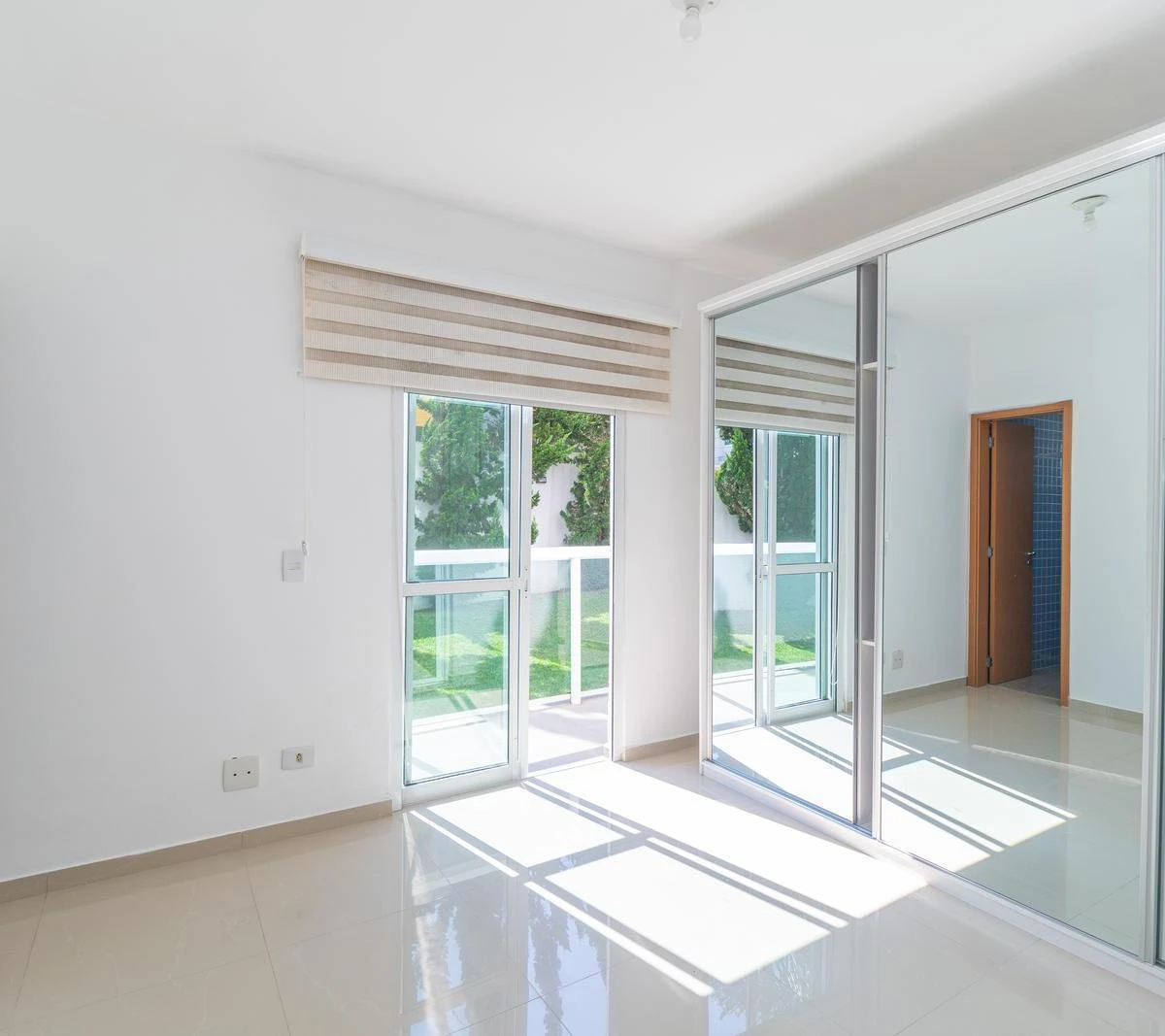 2-bedroom apartment with balcony and open-plan kitchen — photo 3