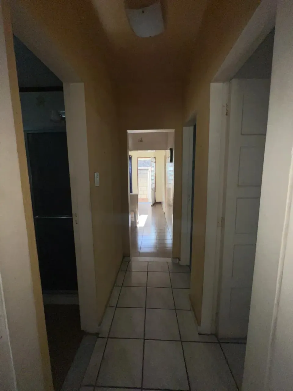 Casa com 4 quartos e cozinha fechada com armários — photo 6