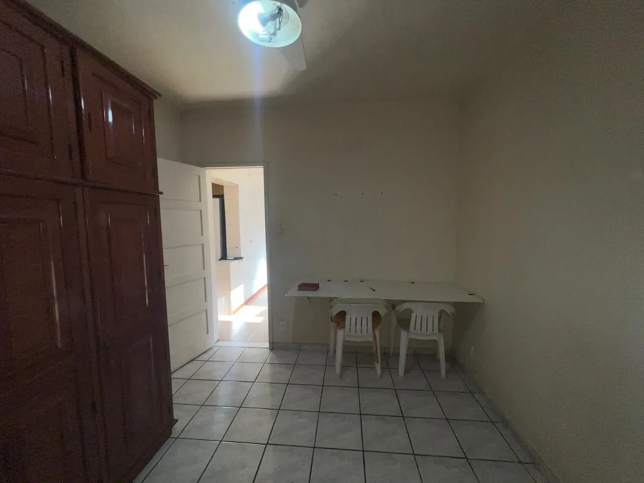 Casa com 4 quartos e cozinha fechada com armários — photo 22