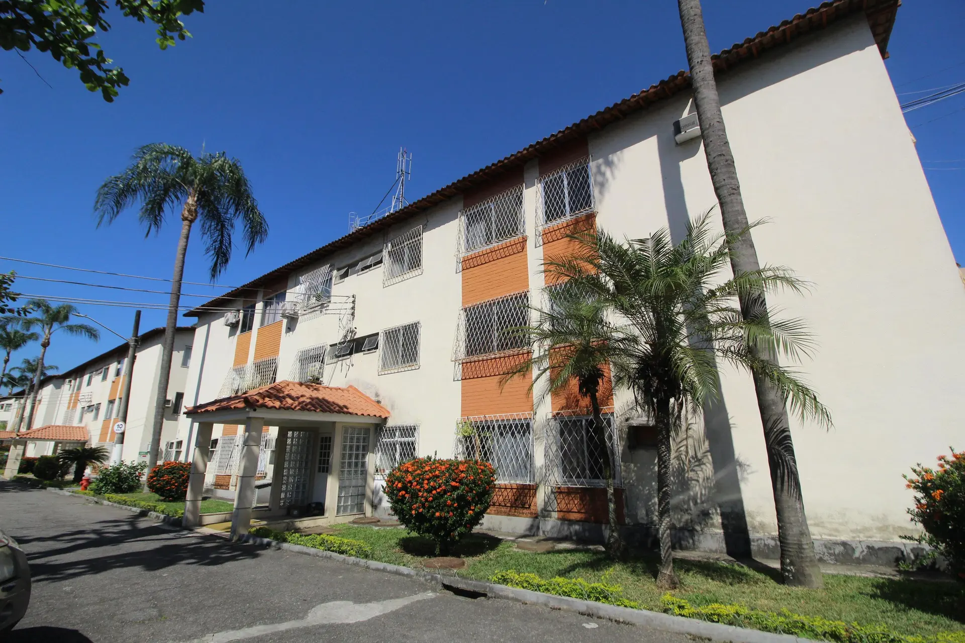 3-bedroom apartment in a building with a pool — photo 30