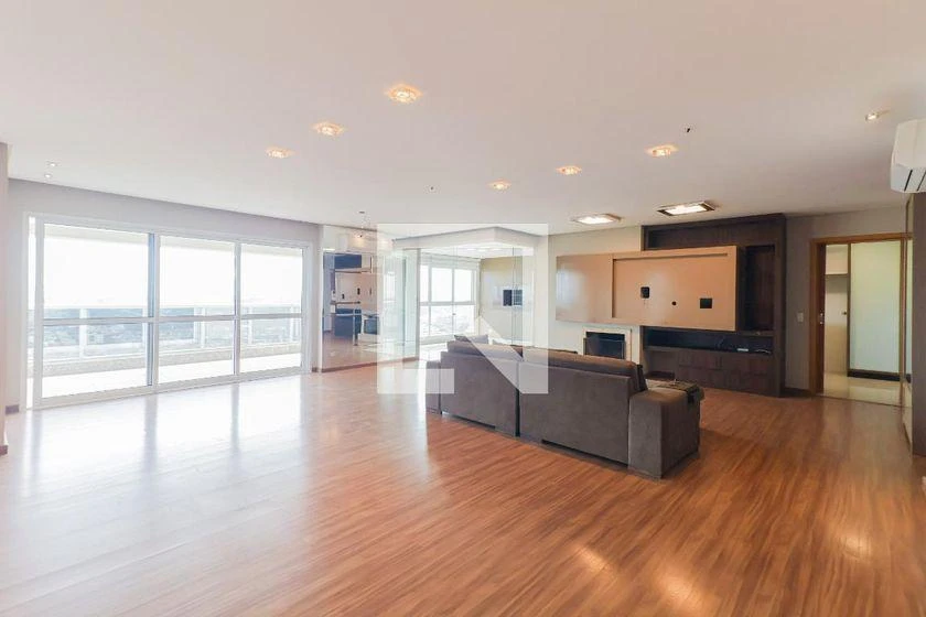 266 m² apartment with a bathtub and a walk-in closet