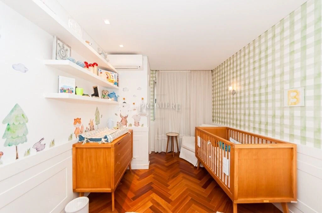 266 m² apartment with a walk-in closet and a bathtub — photo 23