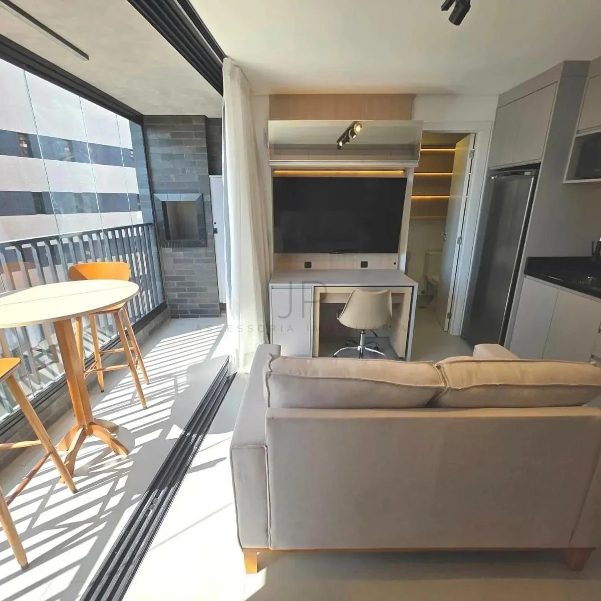 Glass-enclosed balcony in a one-bedroom apartment, 26 m² — photo 8