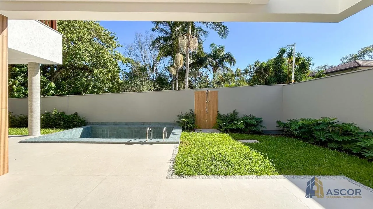 Garden in a 4-bedroom house, 250 m² — photo 4