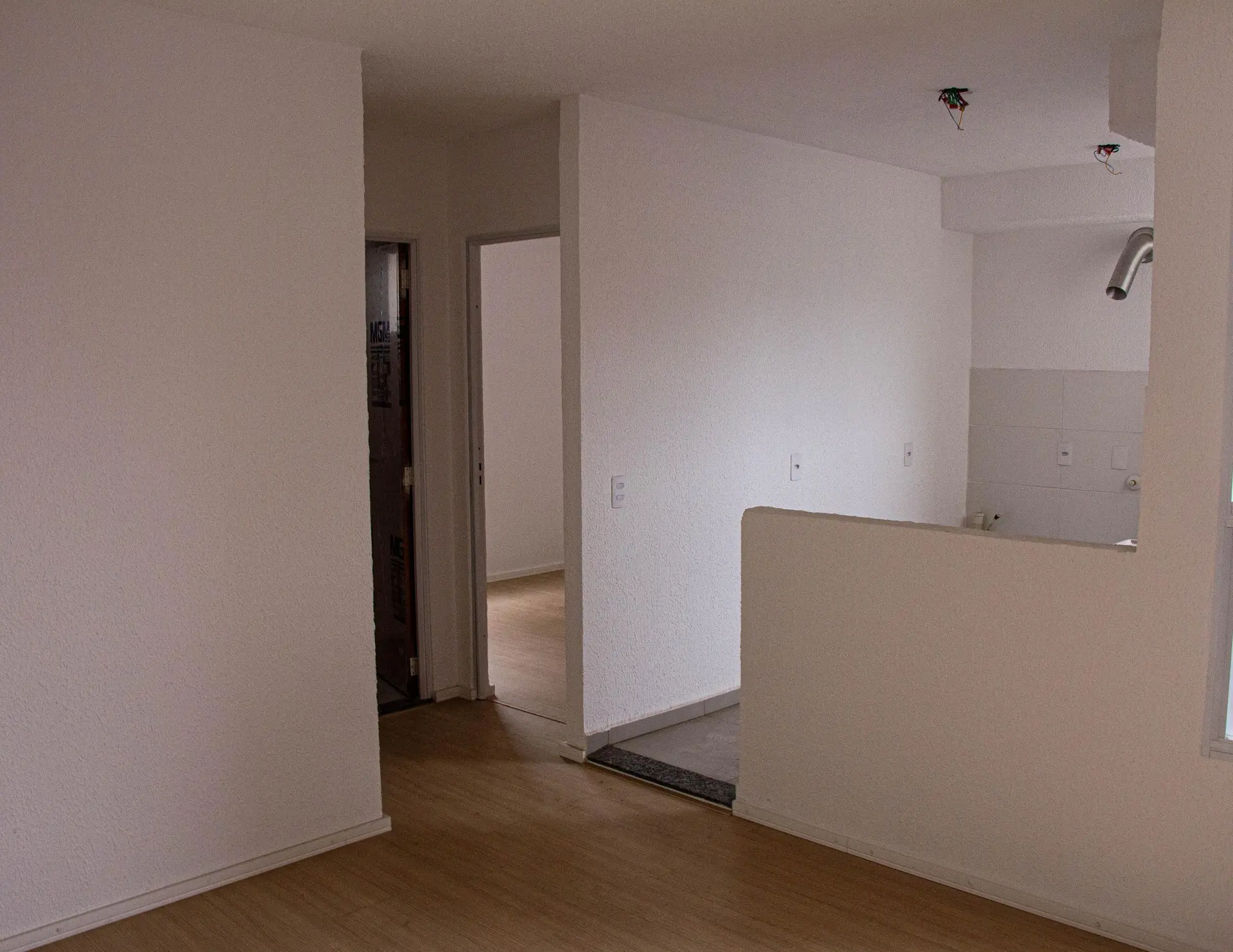 2-bedroom apartment with 1 bathroom and wood floors — photo 8