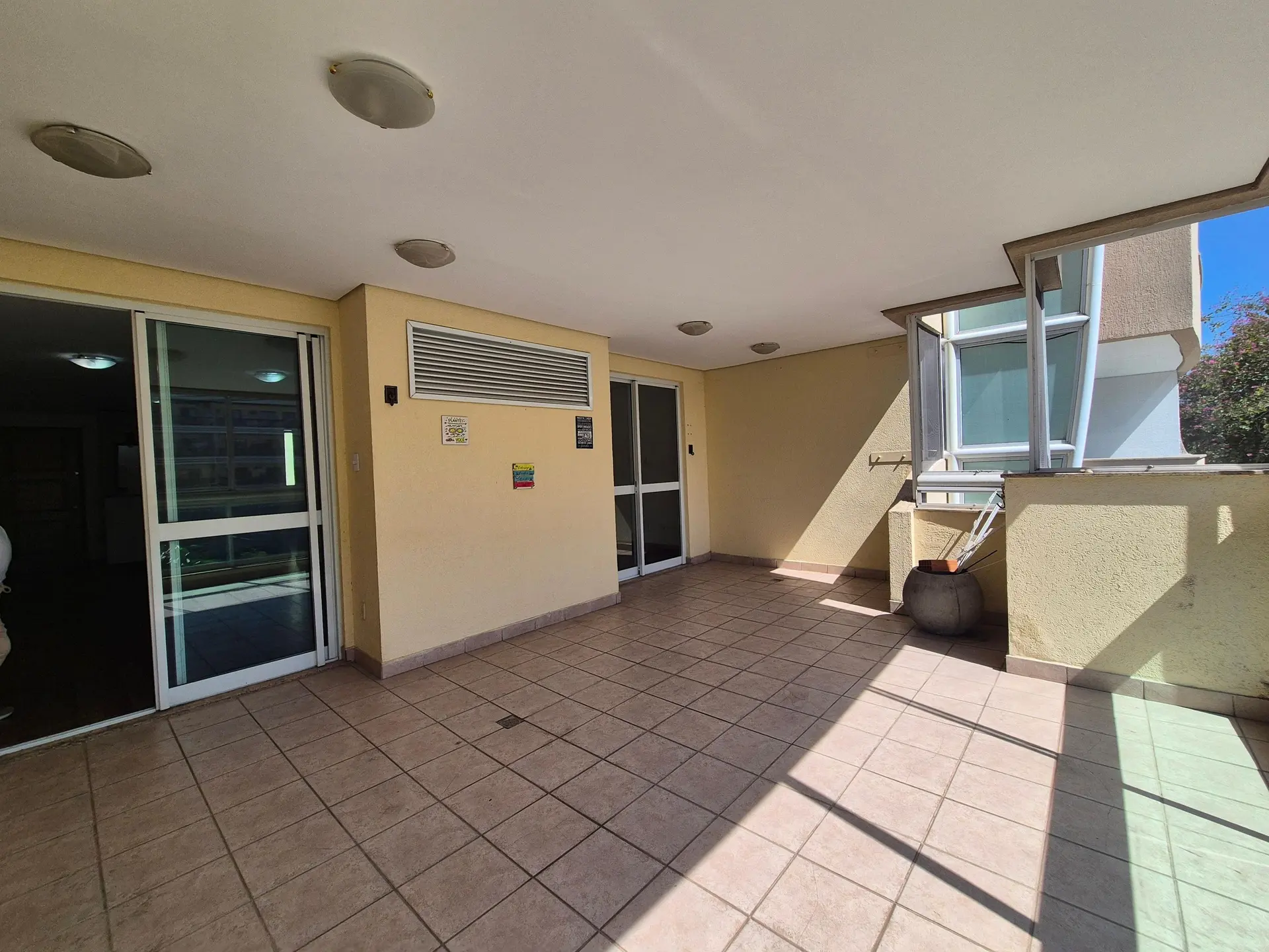Apartamento com 2 quartos, suíte e varanda com animais — photo 4