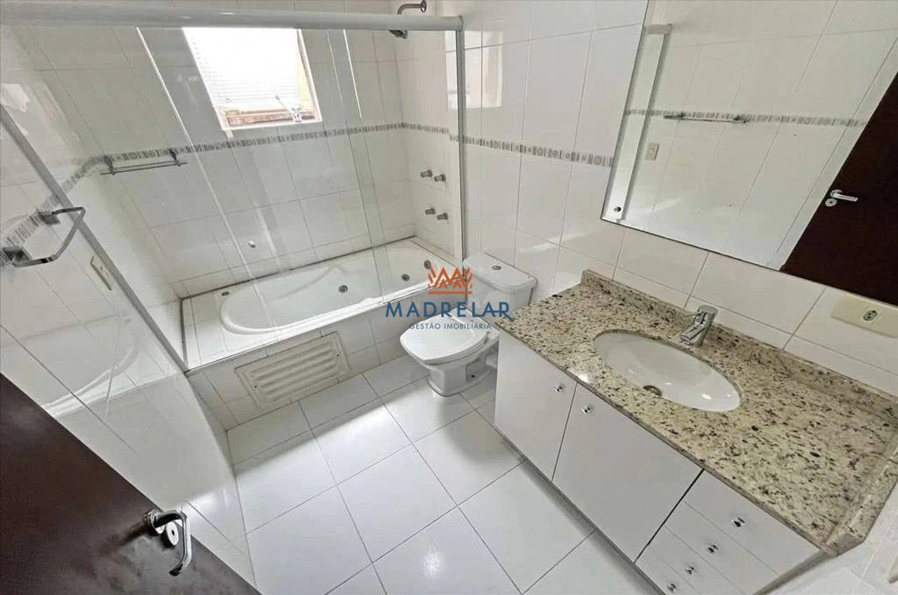3-bedroom house with a bathtub in Curitiba — photo 14