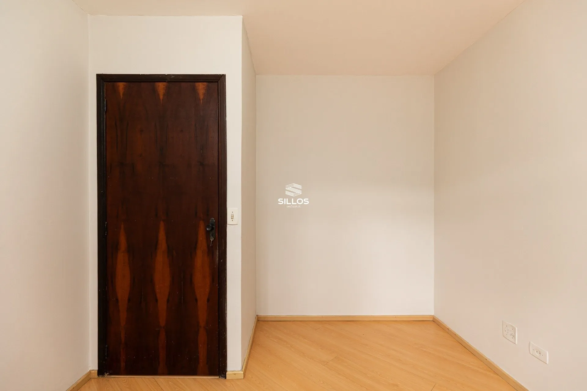 Casa de 3 quartos com piso de madeira ou laminado — photo 19