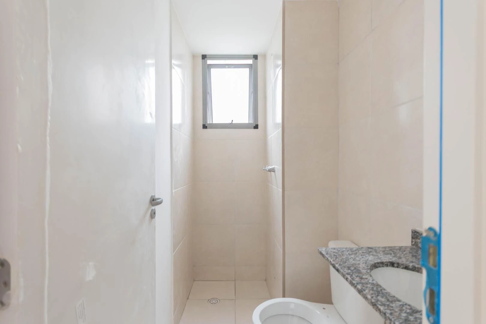 2-bedroom apartment with a suite and a glass balcony — photo 13