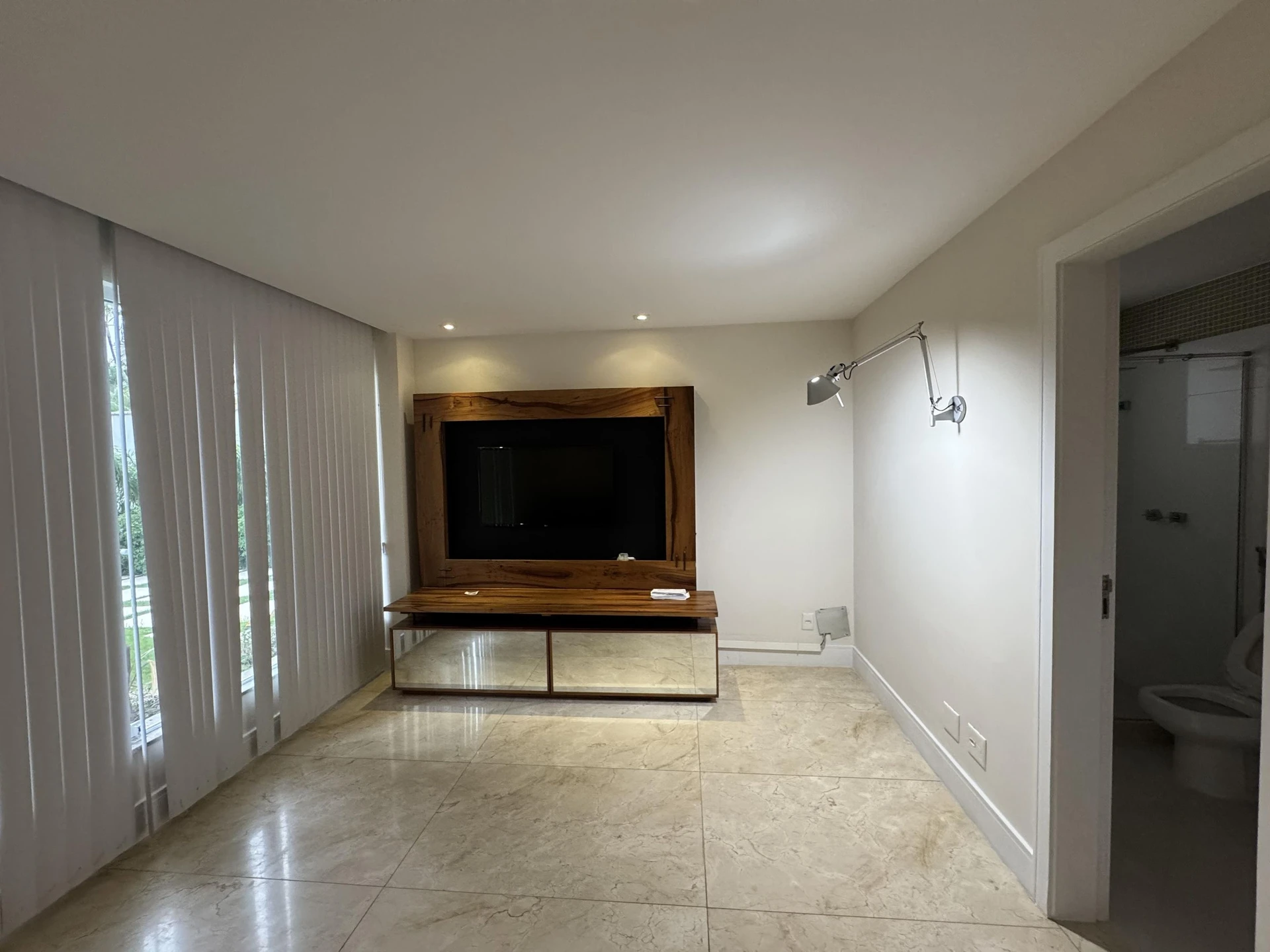 Bathtub in a 5-bedroom house, 1000 m² — photo 13