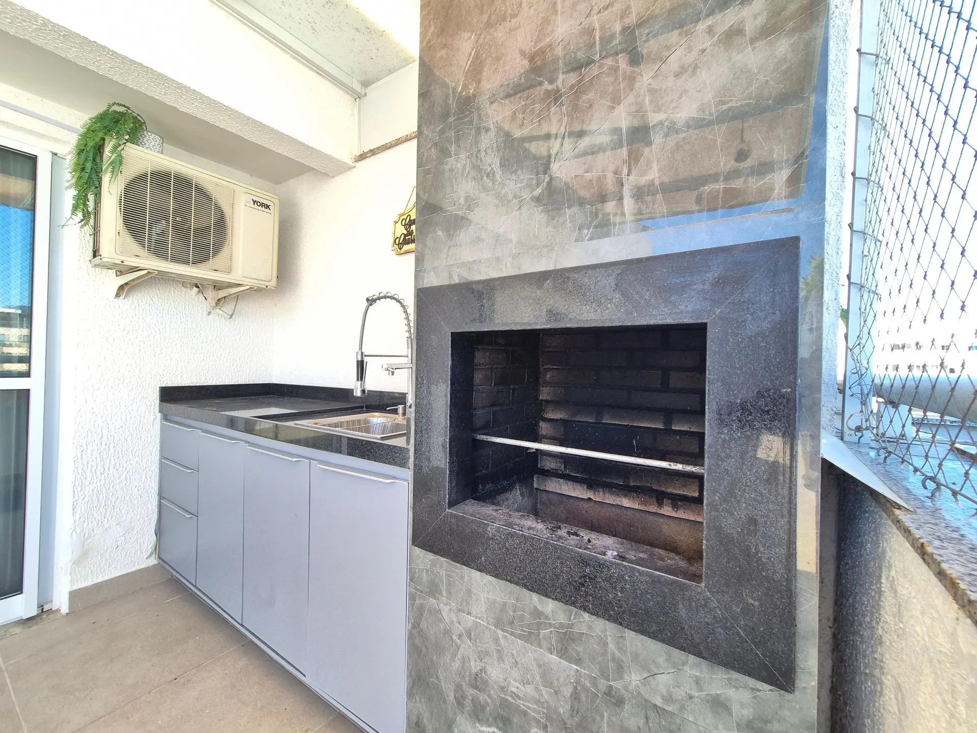 Furnished apartment with 5 bedrooms and open-plan kitchen — photo 34