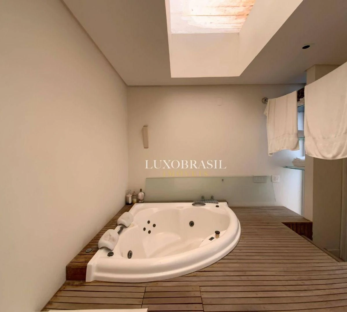 Apartment with 4 suites and access to shared pool — photo 37
