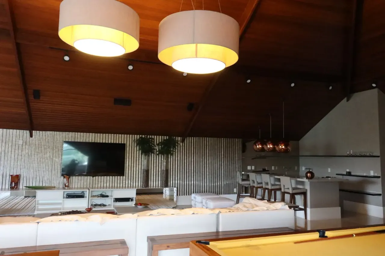 Furnished house, 1000 m², with a glass-enclosed balcony