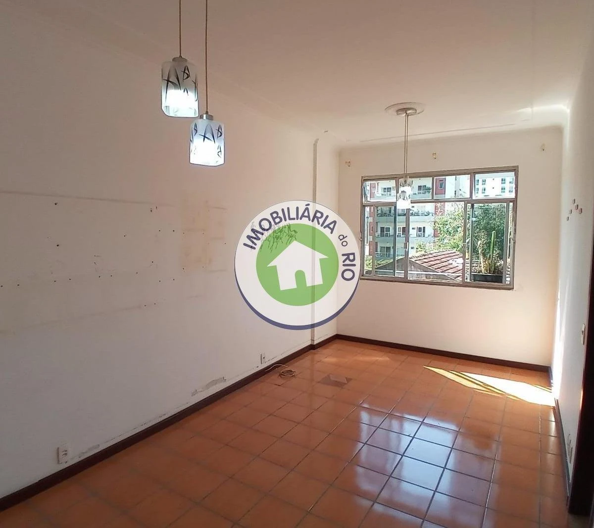 3-bedroom, 2-bath apartment with no parking space — photo 4