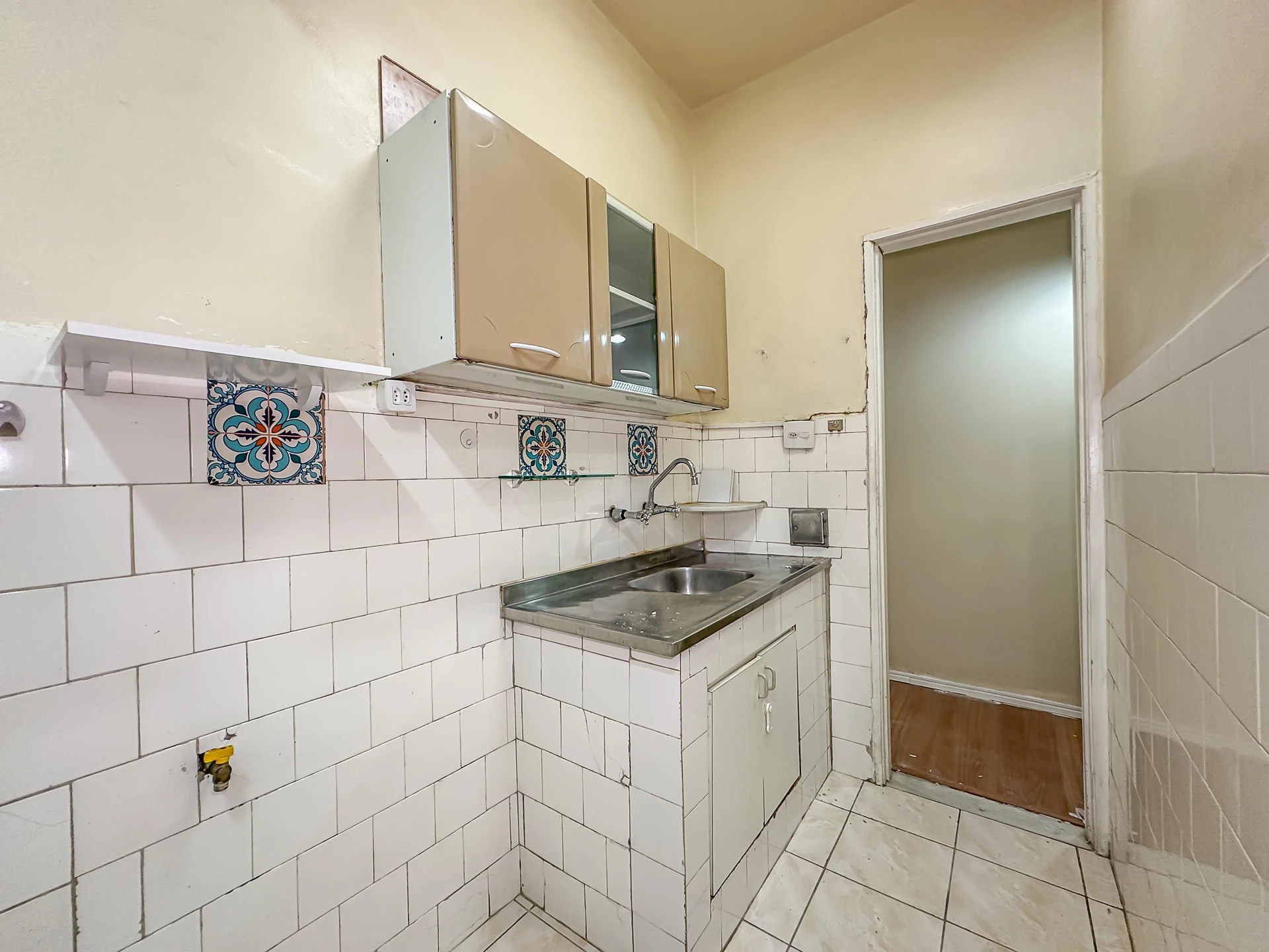 Wood or laminate floors in a one-bedroom apartment, 62 m² — photo 4