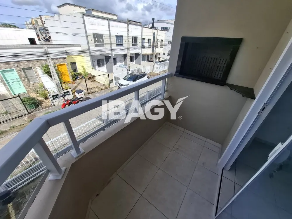 Apartment with open-plan kitchen and balcony grill — photo 4