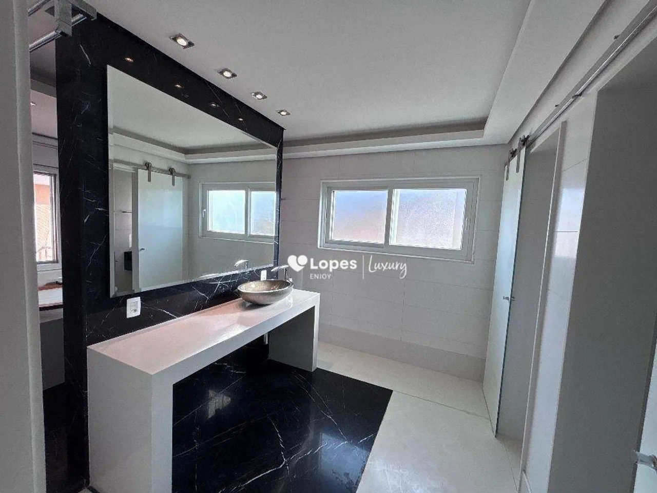 Unfurnished house for rent with 5 bedrooms and 5 baths — photo 18