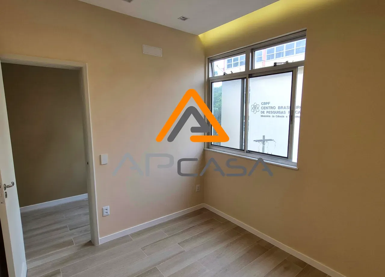 2-bedroom apartment with wood or laminate floors — photo 6