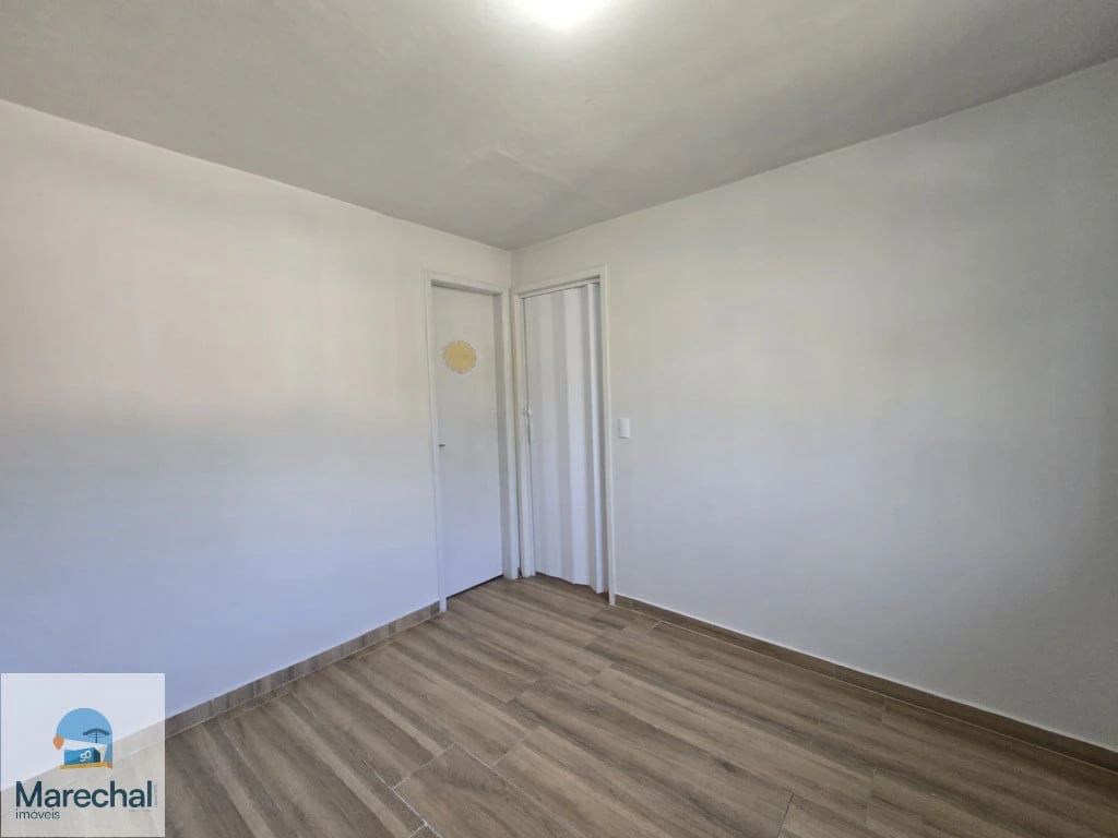 2-bedroom apartment with wood or laminate floors in Curitiba — photo 20