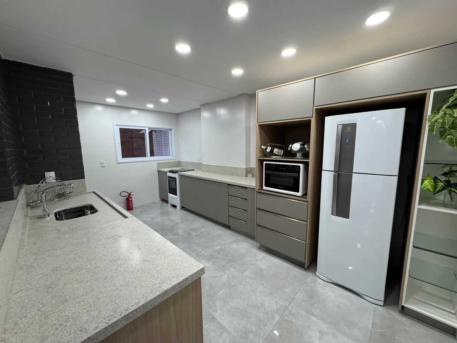 Furnished 2-bedroom apartment with open-plan kitchen — photo 23