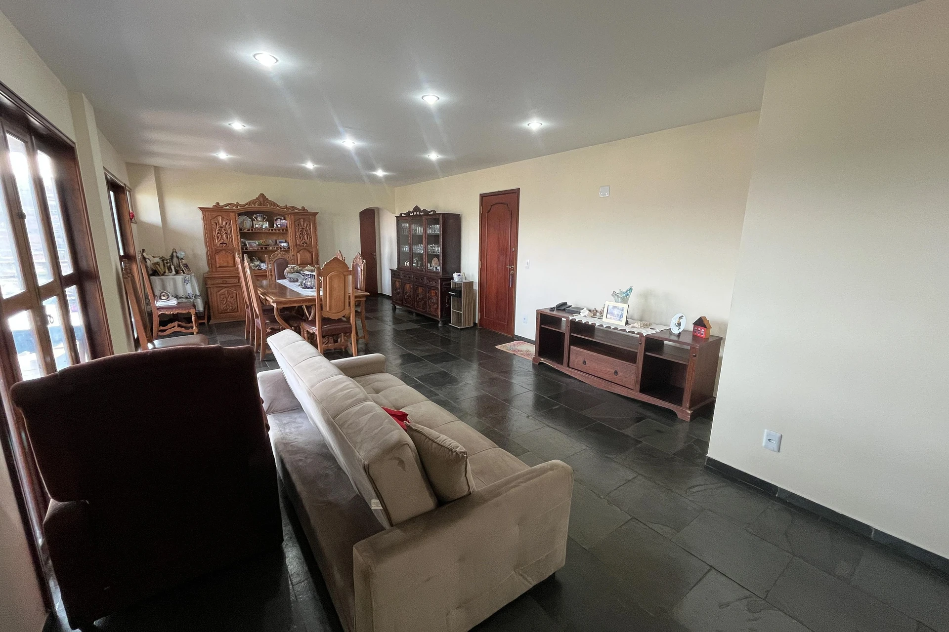 Furnished 3-bedroom apartment with laundry area — photo 10
