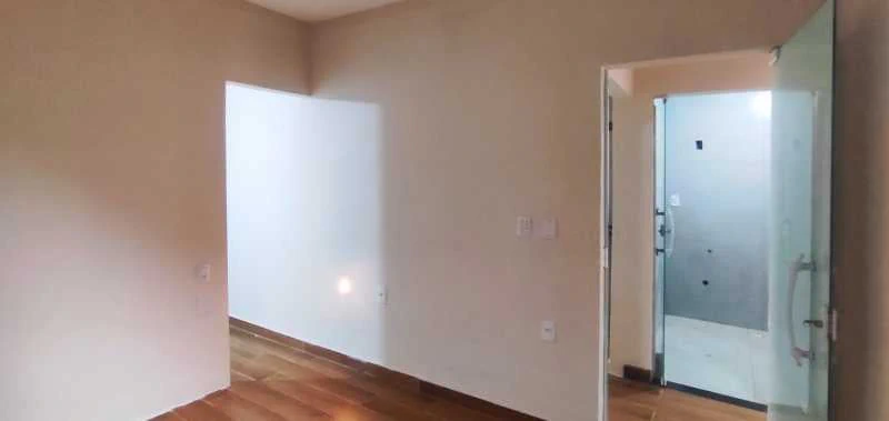 House with 3 bedrooms and a glass shower enclosure — photo 8