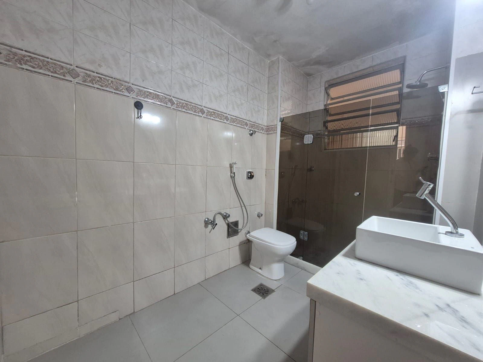 Wood or laminate floors in a 3-bedroom apartment, 100 m² — photo 19