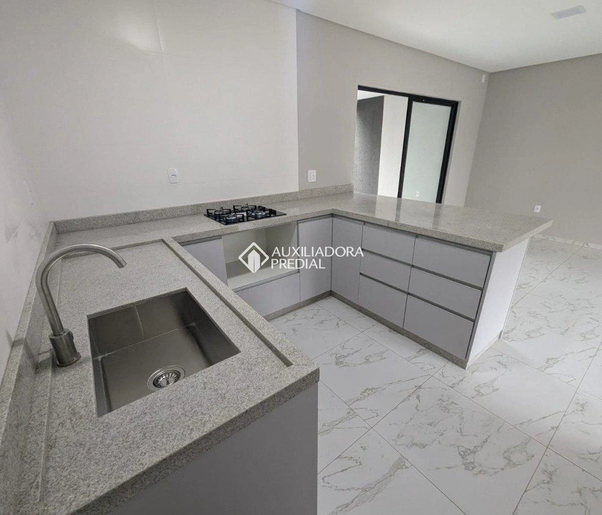 Casa com 3 suítes e cozinha integrada, 136 m²