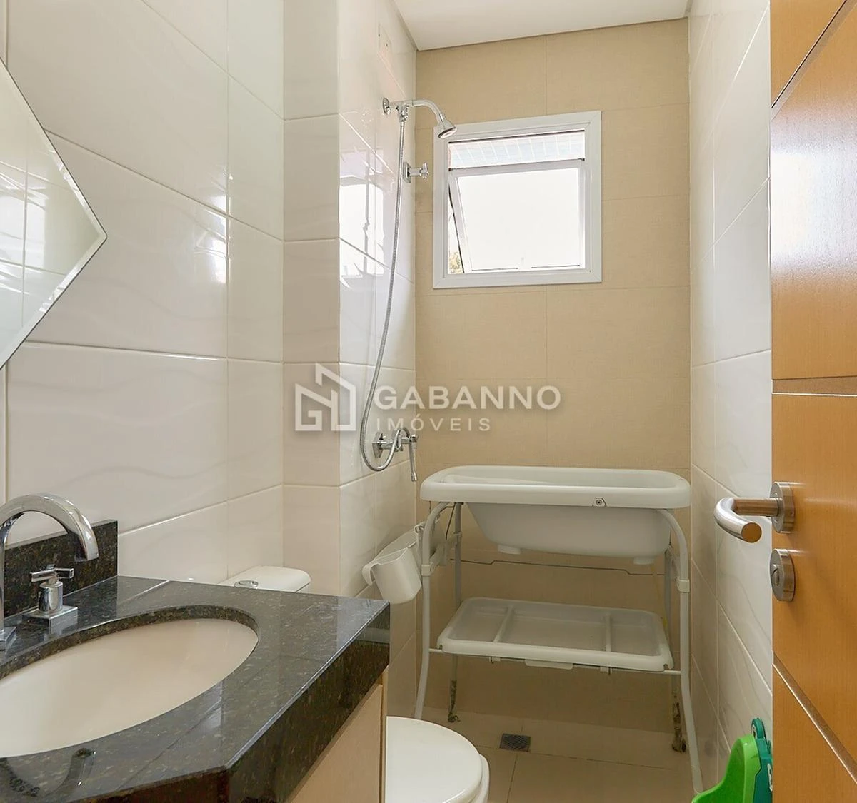 Furnished apartment, 69 m², with a glass-enclosed balcony — photo 3