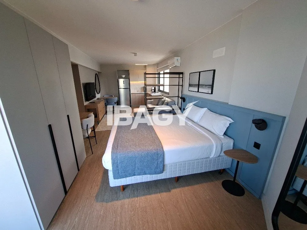 Studio with a glassed-in balcony and open-plan kitchen — photo 175