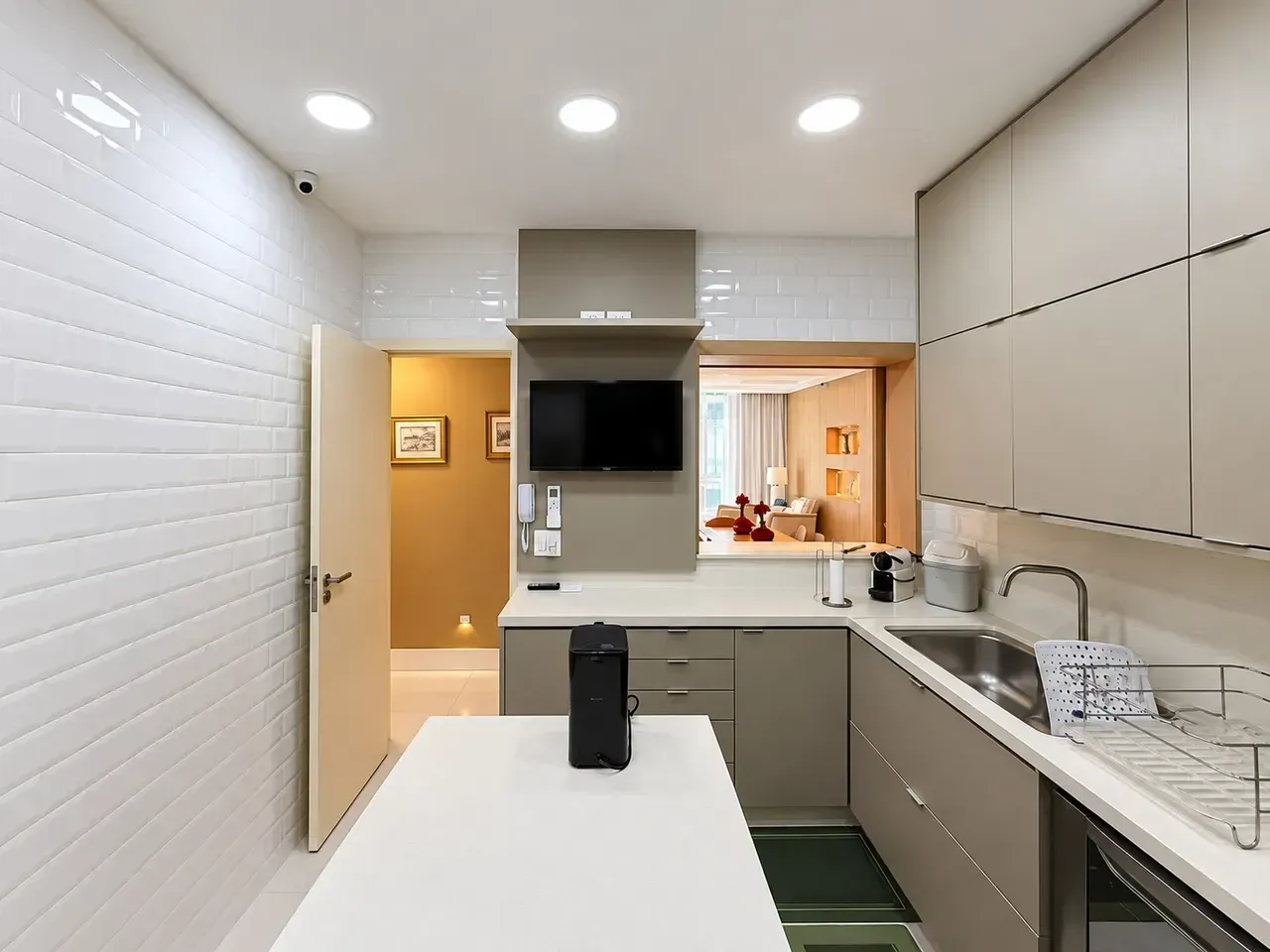 3-bedroom apartment with a walk-in closet — photo 4