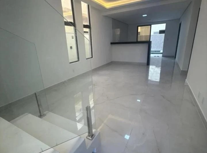 4-bedroom house with 190 m² and a fitted kitchen — photo 4
