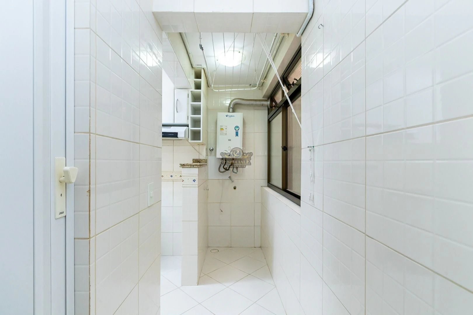 Wood or laminate floors in a 3-bedroom apartment, 86 m² — photo 14