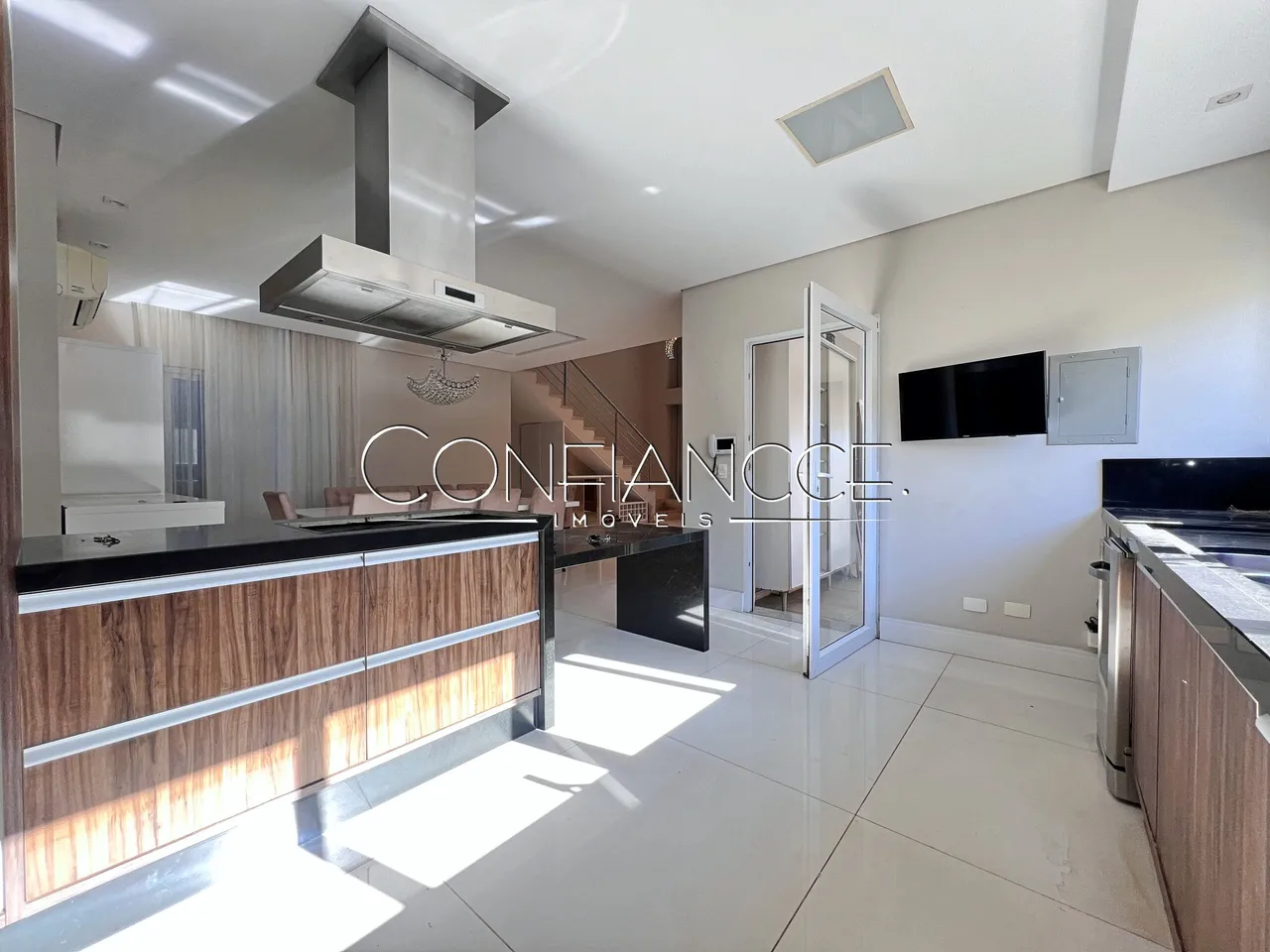 House with open-plan kitchen and 5 bedrooms and 5 baths — photo 3