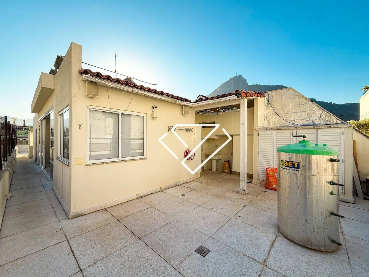 Apartamento com 4 quartos, 3 banheiros e varanda fechada — photo 8