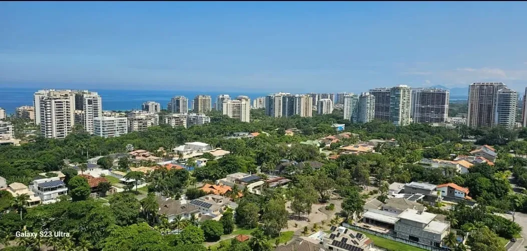 Apartment with 3 bedrooms and city plus water views — photo 16