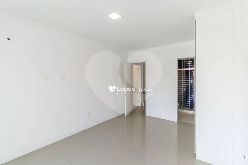 Unfurnished triplex house with 6 en-suite bedrooms and 820 m² — photo 23