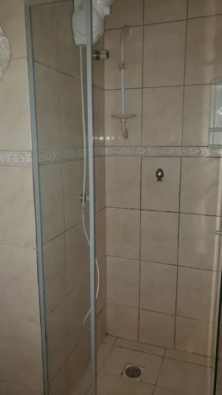 Apartamento com 2 quartos e box de vidro no banheiro — photo 7