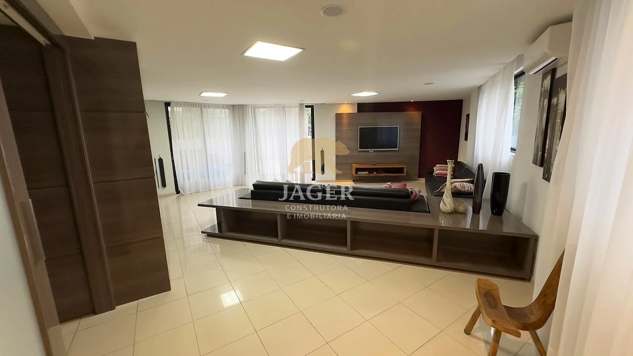 185 m² apartment with a bathtub and a glass-enclosed balcony — photo 9