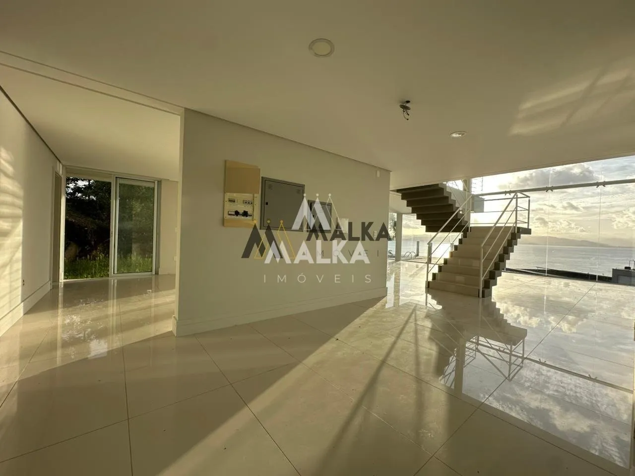 461 m² house with 3 en-suite bedrooms and private garden — photo 7