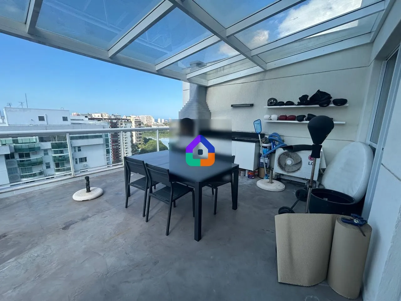 Apartamento com 4 quartos e varanda fechada de vidro — photo 12