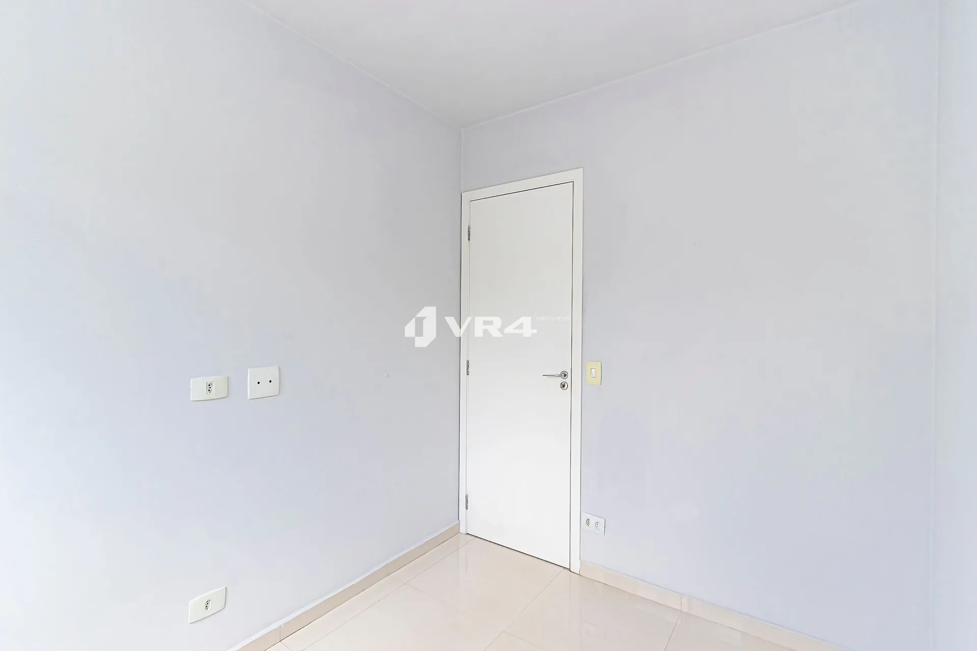 Balcony with a grill in a 2-bedroom apartment, 70 m² — photo 29
