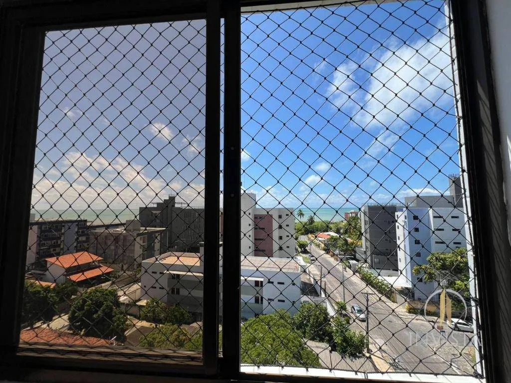 Apartamento de 3 quartos em condomínio com piscina