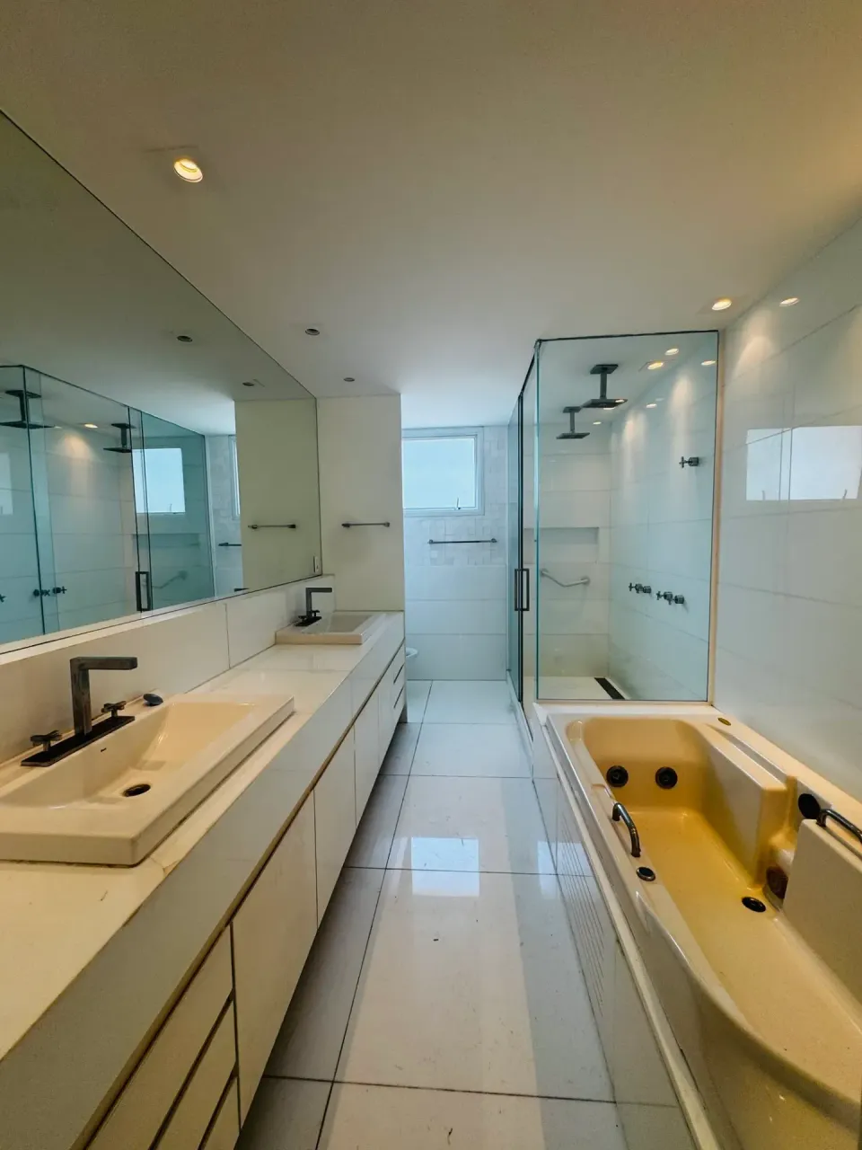 Unfurnished apartment with 4 bedrooms and 5 bathrooms — photo 9