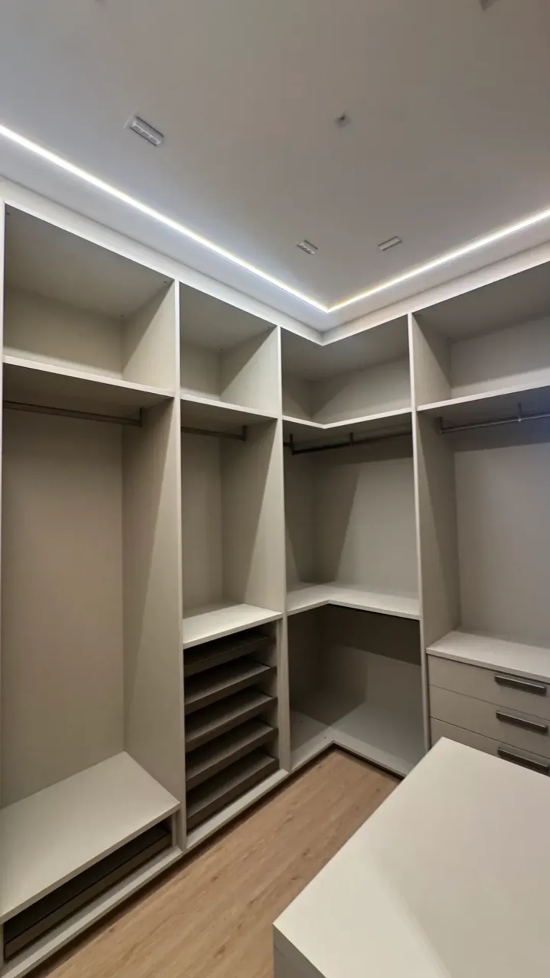 Apartment with 4 bedrooms, 5 bathrooms and enclosed balcony — photo 18