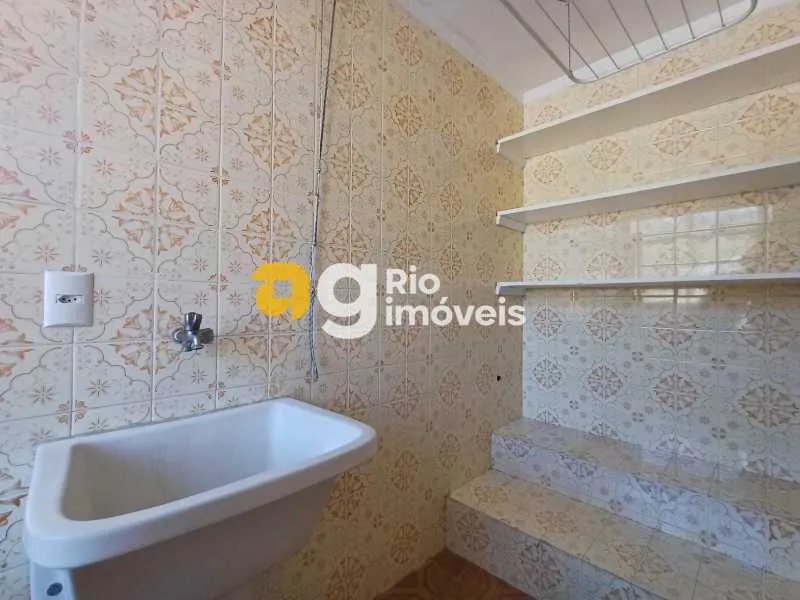 Condominium townhouse with 2 bedrooms and tiled flooring — photo 12